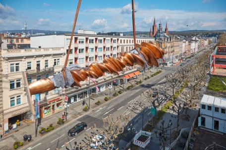 Einbringung der Tony-Cragg-Skulptur über die Wilhelmstraße im Jahr 2021