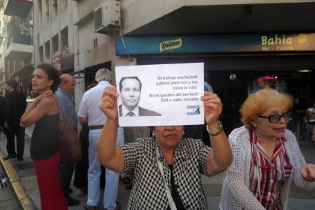 Alberto Nisman auf einem Plakat bei einer Demonstration in Buenos Aires kurz nach seinem Tod im Januar 2015