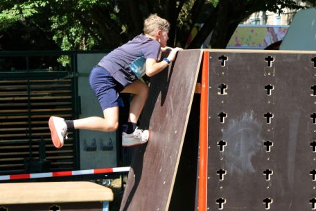 Mit aller Kraft über das Hindernis: Dieser junge Parkourläufer arbeitet mit Händen und Füßen