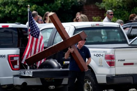 Religiöse Aufrüstung: Ein Kreuz wird für eine Gedenkfeier zu Ehren des Feuerwehrmanns entladen, der beim Attentat auf Trump starb