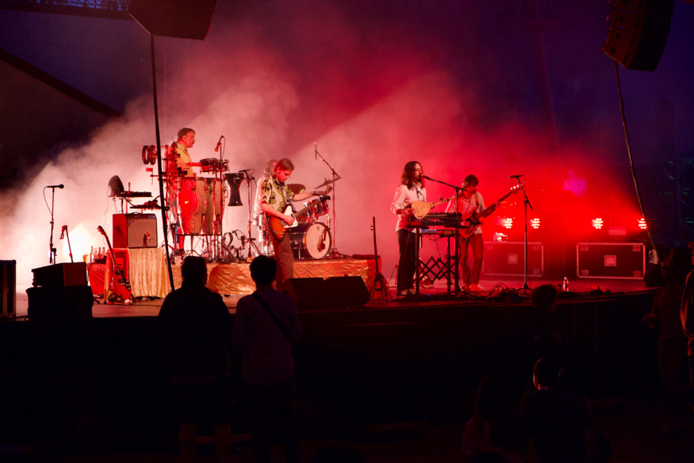 Mit u.a. Altin Gün / Eine Stadt im Ausnahmezustand: Festival de Wiltz endet mit Psychedelic-Rock-Finale