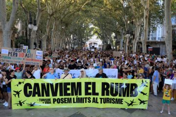 Mallorca / „Tourists go home“: Tausende demonstrieren gegen Massentourismus 