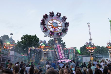 Das Fahrgeschäft „Mr. Gravity“ stand bereits auf dem Münchener Oktoberfest oder auch – wie auf dem Bild – auf dem Kiliani-Volksfest in Würzburg