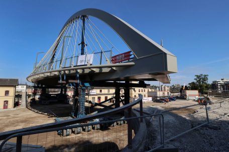 Bettemburg / Erstes Teilstück der neuen Hammerel-Brücke kommt an seinen Platz: Knapp 1.000 Tonnen in Bewegung