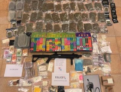 Echternach / Polizei beschlagnahmt 14.000 Euro, 10 Kilo Cannabis, 800 Gramm Kokain – und eine Waffe