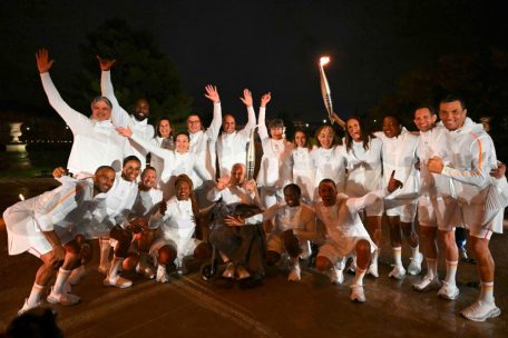 All diese französischen Sportler durften zum Schluss der Eröffnungsfeier noch einmal die Olympische Fackel tragen. Vordere Reihe (v.l.n.r.): Ehemaliger Basketballer Tony Parker, Handballspielerin Allison Pineau, Schwimmer Alain Bernard, ehemalige Leichtathletin Laura Flessel, ehemaliger Radsportler Charles Coste (ältester noch lebender französischer Olympiasieger), Judoka Clarisse Agbegnenou, ehemaliger Handballer Michaël Guigou; Hintere Reihe (v.l.n.r.): Ehemaliger Judoka David Douillet, Judoka Teddy Riner, ehemalige Tennisspielerin Amelie Mauresmo, ehemalige Kunstturnerin Emilie Le Pennec, ehemaliger Leichtathlet Jean-François Lamour, ehemaliger Radsportler Florian Rousseau, Radsportlerin Jeannie Longo, Para-Leichtathletin Marie-Amelie Le Fur, Para-Leichtathletin Nantenin Keita, Schwimmerin Laure Manaudou, ehemalige Leichtathletin Marie-Jose Perec, Leichtathlet Renaud Lavillenie, Para-Leichtathlet Alexis Hanquinquant