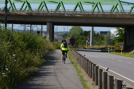 Ein Teil der Route führt an Straßen oder auch Gleisen entlang