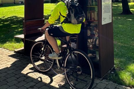 Das „Biblio Take Out“ ist eine kleine öffentliche Bücherausleihe mit Sitzbänken nahe dem Bettemburger Schloss