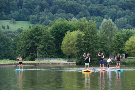 SUP-Neulinge finden am Echternacher See hervorragende Bedingungen vor