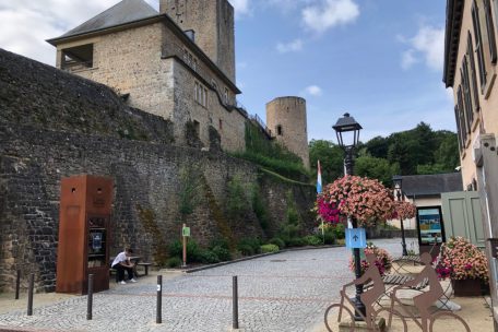 Gelungene Abwechslung: Rund um die Burg Useldingen gibt es eine kleine Kopfsteinpflaster-Passage