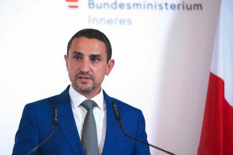 Der Leiter der Direktion für Staatssicherheit und Nachrichtendienst (DSN), Omar Haijawi-Pirchner, gibt während einer Pressekonferenz Erklärungen zu den Hintergründen des geplanten Anschlags im Wiener Prater