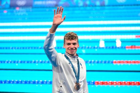 Léon Marchand hatte nach dem Ende der Schwimmwettbewerbe den Autogrammwunsch eines kleinen Mädchens abgeschmettert. Auf der Plattform X suchte er schließlich nach dem Kind und rief es danach an.