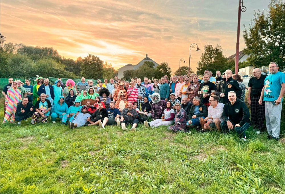 100 Motorroller / Vespafans fahren in Pyjamas durch den Süden