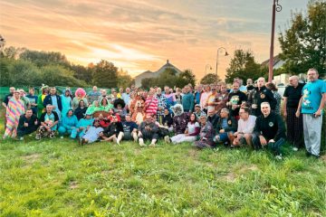 100 Motorroller / Vespafans fahren in Pyjamas durch den Süden