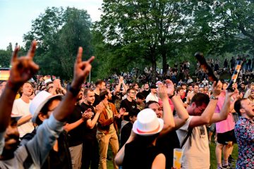 Fotogalerie / Zahlreiche Besucher genießen Wetter und Musik beim Auftakt des e-Lake-Festivals 