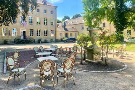 Die Terrasse im Biergarten lädt zum Verweilen ein