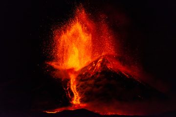 Italien / Ätna spuckt wieder Lava – Flughafen Catania gesperrt