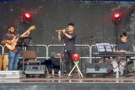 V.l.: Achal Murthy (Bassist, u.a. bei Atomic Rocket Seeders), Thành Nam Mai (auf traditionelle Musik aus Vietnam spezialisiert und aus Paris angereist) und der in Luxemburg lebende Komponist mit vietnamesischen Wurzeln Hy-Khang Dang