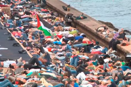 Protestaktion beim „Peine del Viento“ an der Bucht von Donostia