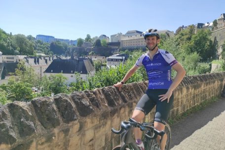 Die Tour führt entlang der Alzette durch Luxemburg-Stadt – eine traumhafte Kulisse. Dan kann sich ein Grinsen nicht verkneifen.