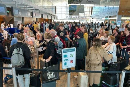 Fluggäste am Flughafen müssen sich am Mittwochmorgen auf lange Wartezeiten einstellen