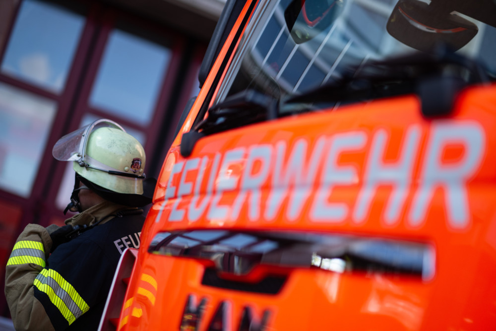 Trier / Mit PKWs beladener LKW kippt in der Kurve um – Straße teilweise komplett gesperrt