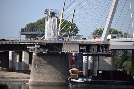 Verbogene Gerüstteile hängen an dem Pfeiler der Leverkusener Brücke. An der alten Leverkusener Rheinbrücke der Autobahn 1 ist es zu einem schweren Unfall mit einem Toten und mehreren Verletzten gekommen