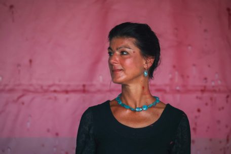 Sahra Wagenknecht will mit ihrem Bündnis gleich durchstarten. Hier bei einem Wahlkampfauftritt in Erfurt am Donnerstag, 29. August, bei dem sie ein Mann mit roter Farbe attackiert hat. 