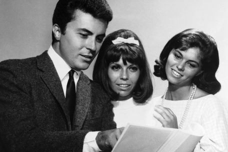 James Darren unterhält sich mit Nancy Sinatra (M) und Claudia Martin über ihr Filmdebüt