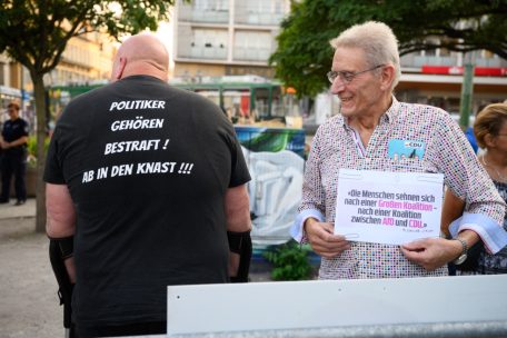 Politikverdruss auf dem T-Shirt: Die AfD ist in den fünf ostdeutschen Bundesländern stärker als in Westdeutschland