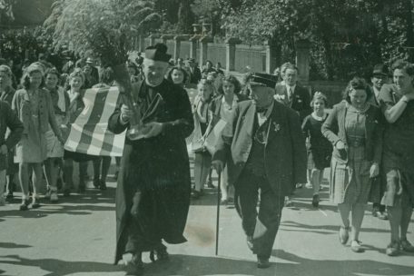 Bettemburger Einwohner, geführt durch Dechant Weirich und Feuerwehr-Veteran Jean Wenner, begrüßen die Befreier