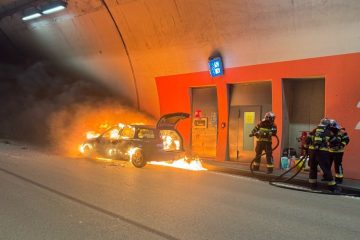 CGDIS / Feuerwehr löscht brennendes Auto nach Unfall im Tunnel „Grouft“ – eine Person leicht verletzt