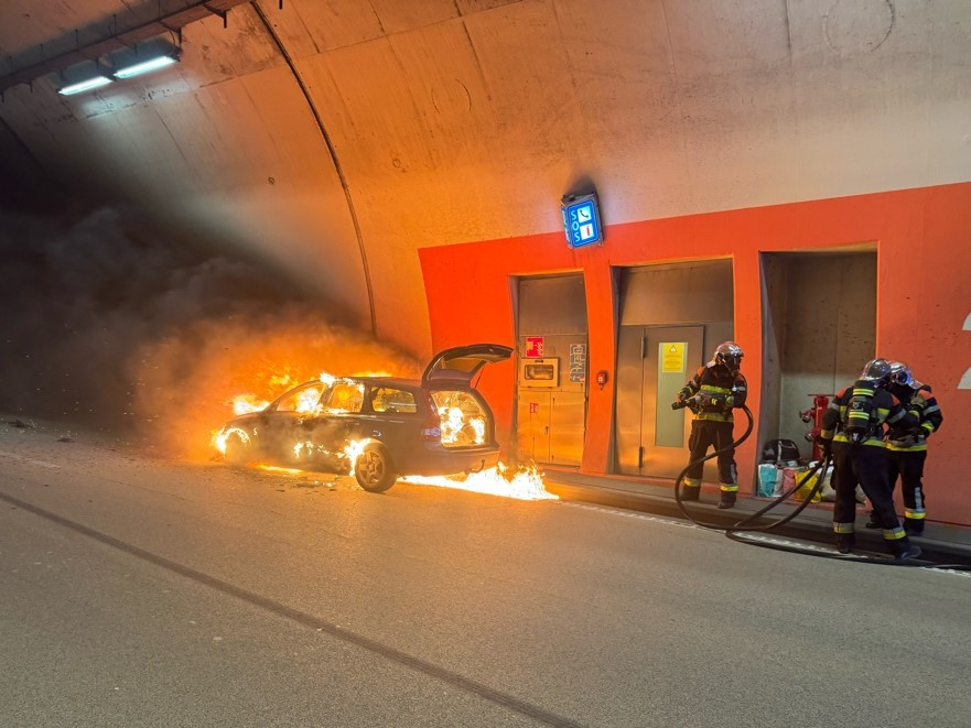 CGDIS / Feuerwehr löscht brennendes Auto nach Unfall im Tunnel „Grouft“ – eine Person leicht verletzt