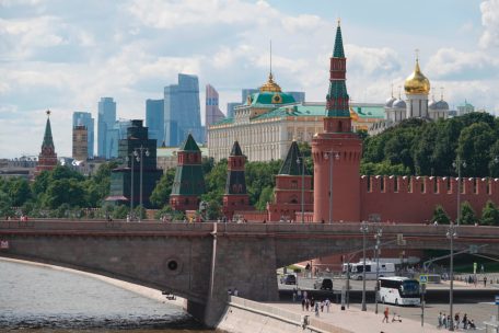 Von der Moskwa aus sind hinter der Brücke der Kreml und das Hochhaus- und Geschäftsviertel Moskwa City (Hintergrund) zu sehen