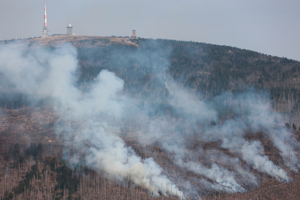 150 Feuerwehrleute im Einsatz / Waldbrand am Brocken im Harz breitet sich weiter aus