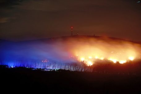 Flammen und Glut auf dem Königsberg im Harz unterhalb des Brockens. Nach Angaben eines Sprechers des Landkreises Harz waren viele Brandherde zusammengewachsen und es hatte sich eine größere Brandfront entwickelt