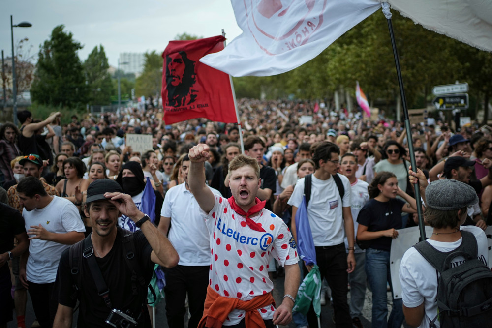 Frankreich / Mehr als 100.000 Menschen protestieren gegen rechtsgerichteten Premier