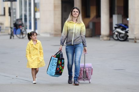 Eltern sind gut beraten, wenn sie mit ihren Kindern den Schulweg üben und sie auf Gefahren aufmerksam machen