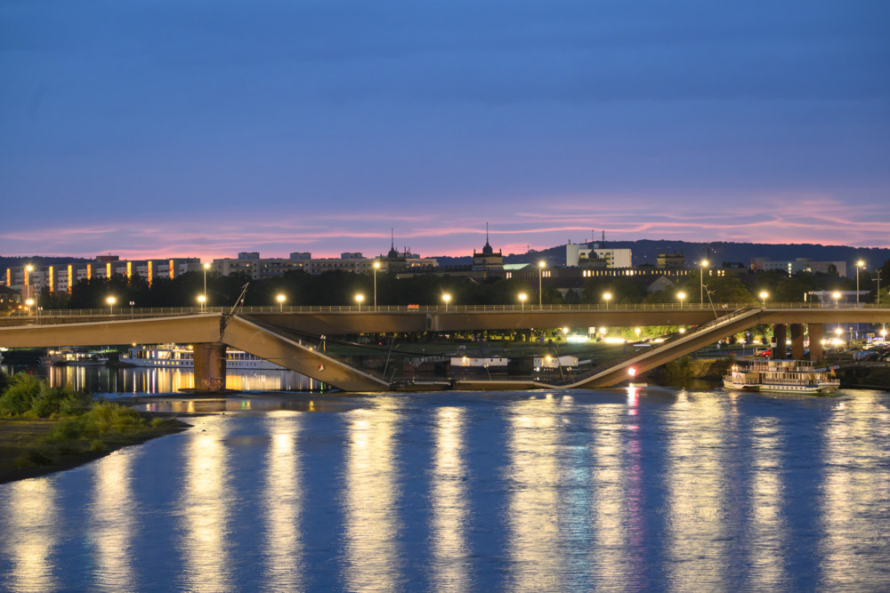 Deutschland / Teile der Carolabrücke in Dresden eingestürzt