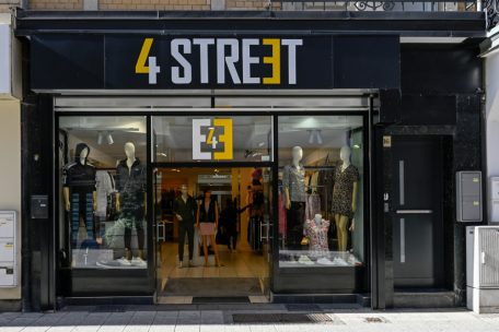 Am früheren Standort von „Cado de Lux“ (Nr. 36) bietet jetzt 4 Street seine Streetwear-Kleider an