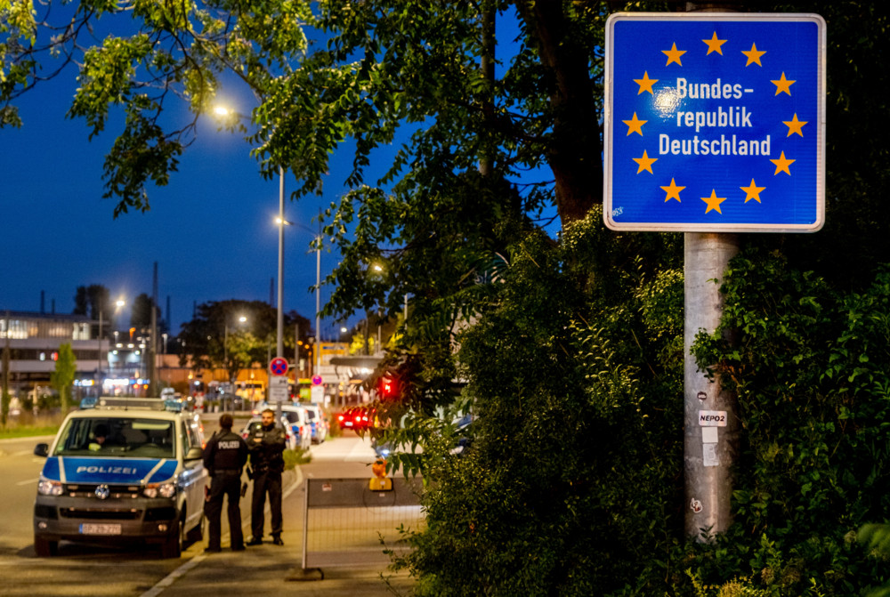 Stichproben / Seit Mitternacht kontrollieren Bundespolizisten an Deutschlands westlichen Grenzen