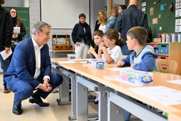 Rentrée in Remich / „Hör gut zu, du bist zum Lernen hier“: Claude Meisch zu Besuch in der Grundschule