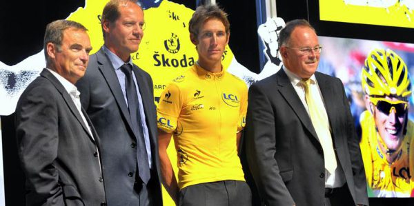 Andy Schleck erhält Gelbes Trikot