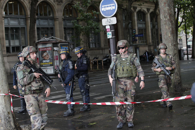 Polizei schießt auf Angreifer vor Notre-Dame