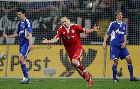 FUSSBALL / DFB-Pokal, Halbfinale: Arjen Robben lässt die Bayern weiter vom Triple träumen